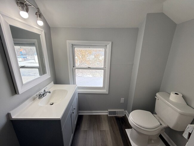 Building Photo - 2026 Renovation – Clean, Updated 2-Bedroom Near Shopping & Highways