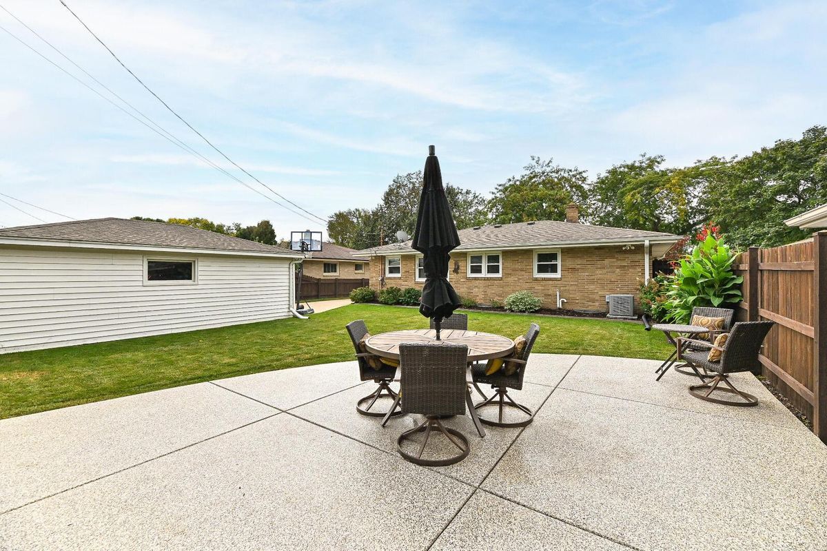 Building Photo - 1208 Montclair Dr