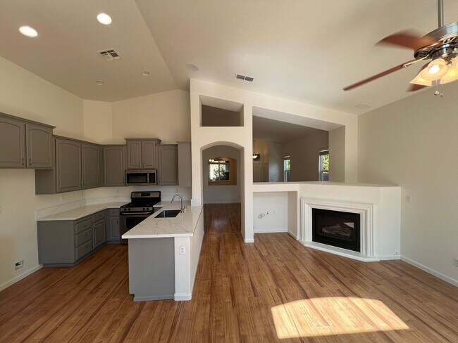Building Photo - Gorgeous 3 bedroom plus office in Empire Ranch!