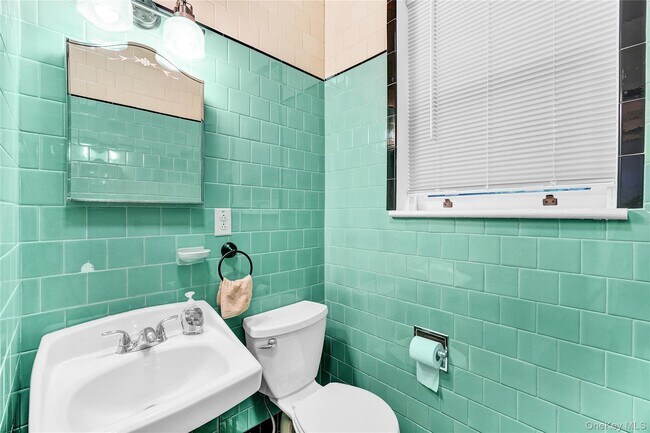 Building Photo - 158 Dubois St