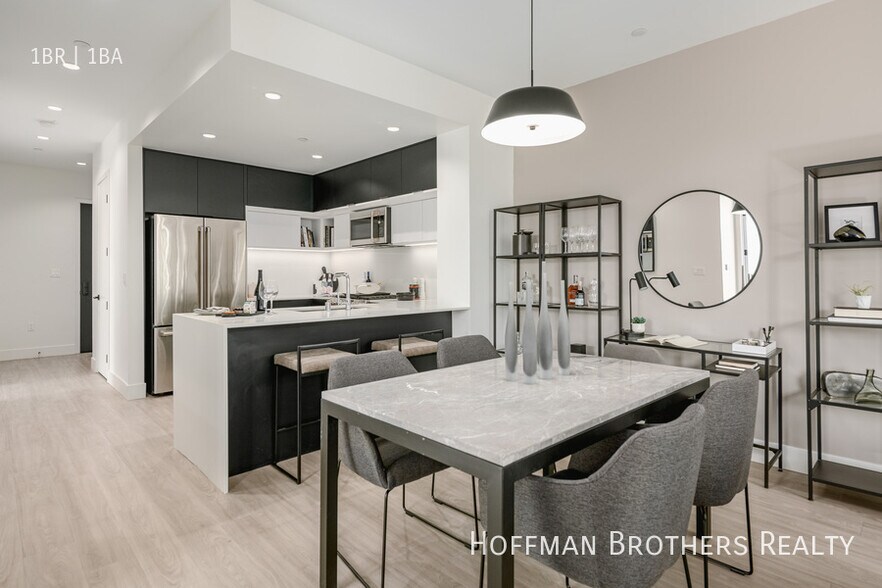 Building Photo - 200 N Toluca St