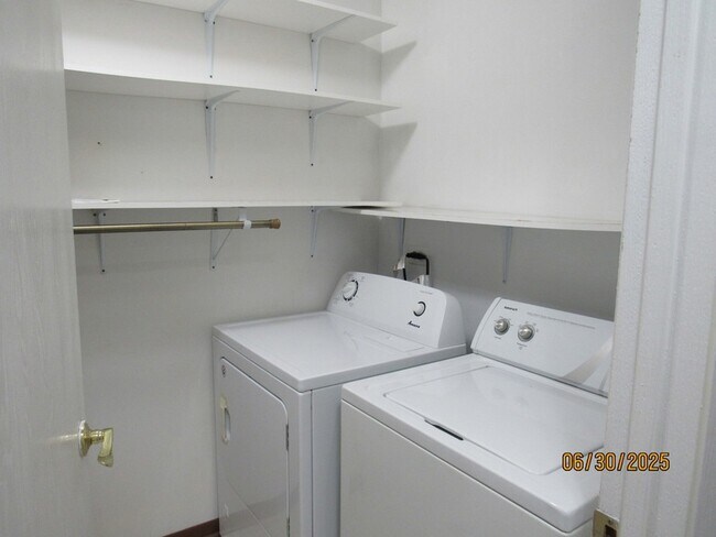Building Photo - 352 Pembroke Ct