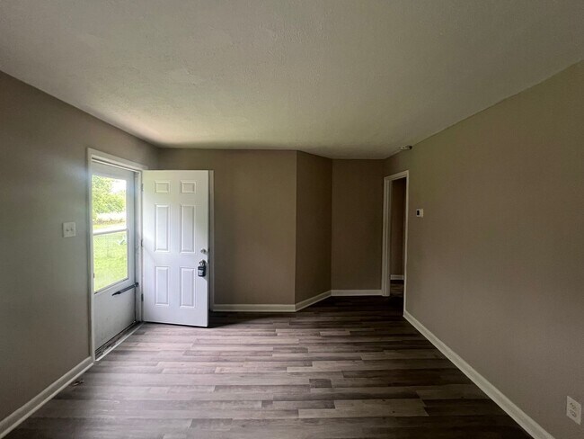 Building Photo - Two bedroom, 1 bath house in Burlington