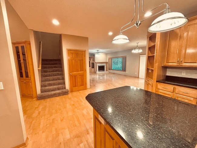 Building Photo - Huge 5 bed home located in Maple Grove!