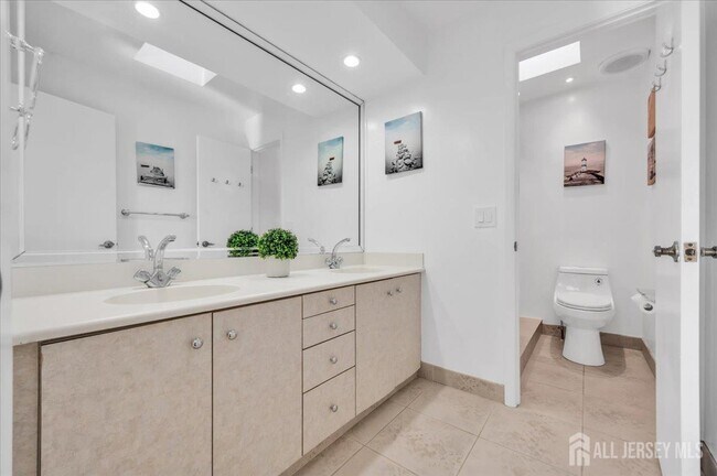 Building Photo - 950 Sunset Ridge