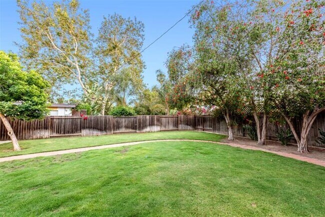 Building Photo - 5865 Vesper Ave Rental