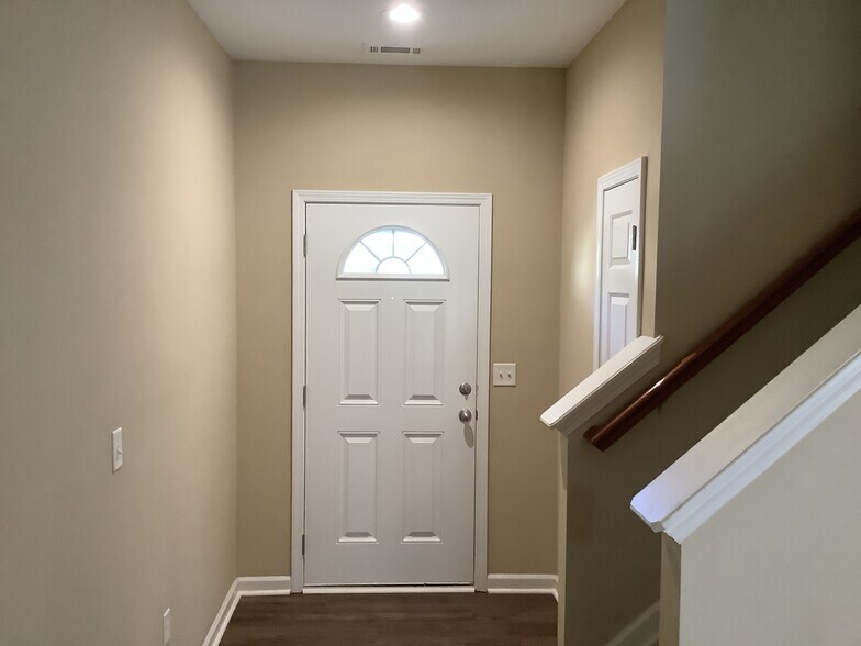 Building Photo - 111 Pin Oak Ct