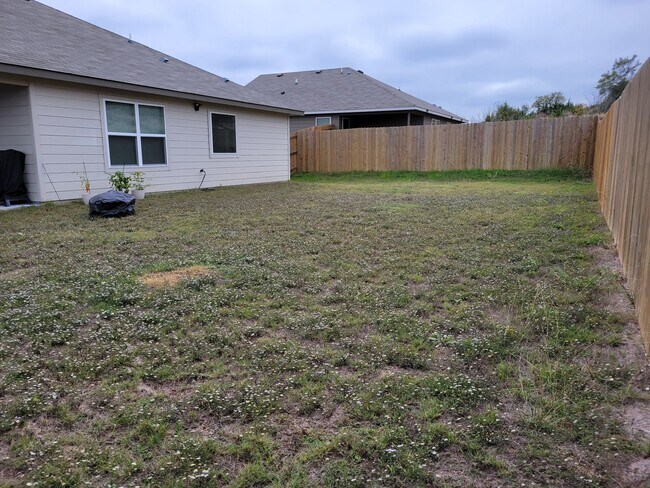 Building Photo - Open floor plan & small pets allowed! 3BD/2BA home in Killeen!