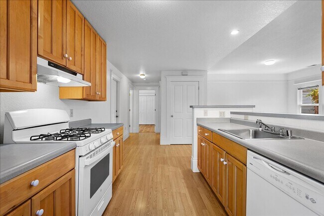 Building Photo - 2162 Santa Clara Ave
