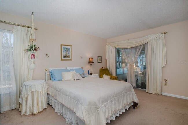 Building Photo - 8015 San Fernando Dr