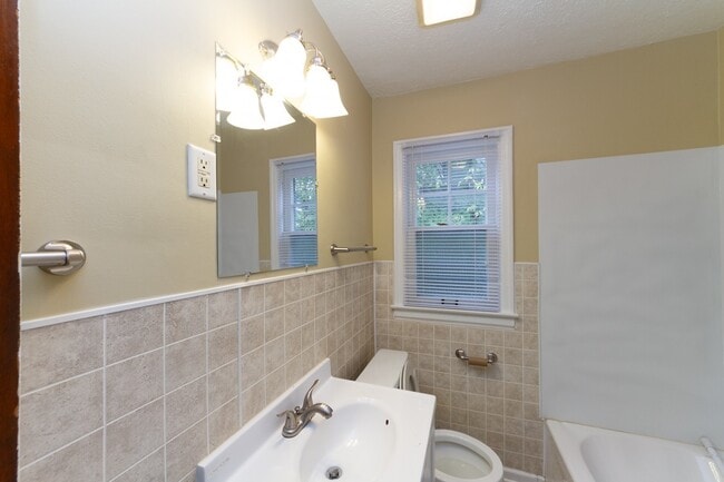 Building Photo - 1 bed 1 bath. Located in desirable Christi...