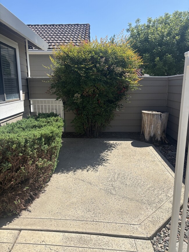 Building Photo - 2213 Camborne Dr