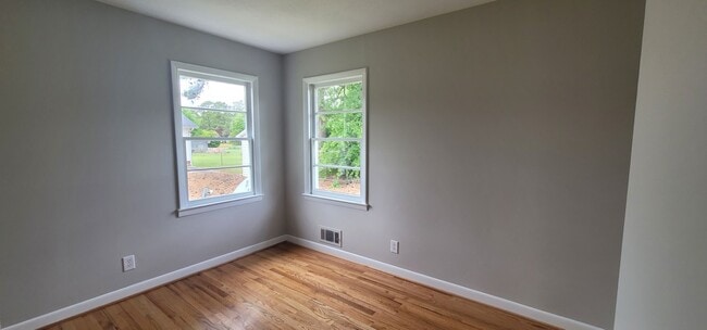 Building Photo - Move In Ready Home- Close to 95 - Easy Commute to local Shopping, Restaurants, and Interstate.