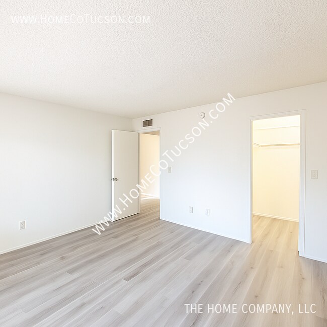 Building Photo - 5215 E Bermuda St