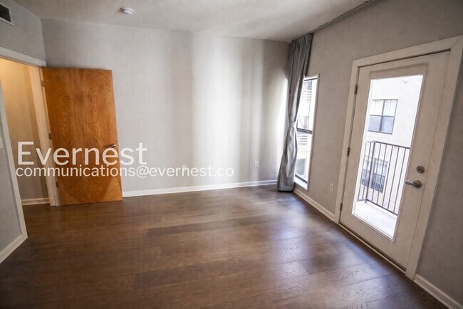 Building Photo - Chic 1 Bed, 1 Bath Condo with Carport/ Available Now!