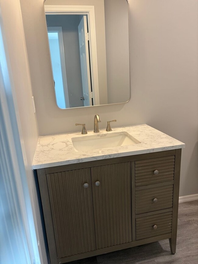 Building Photo - Newly Renovated 2 Bedroom Duplex in Maitland Available Now! Modern Finishes!