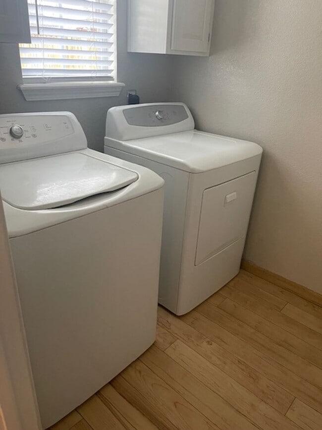 Building Photo - BEAUTIFUL HOME IN GREAT LOCATION! EASY ACC...