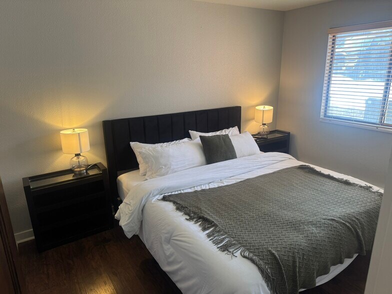 Building Photo - 2025 Canyons Resort Dr