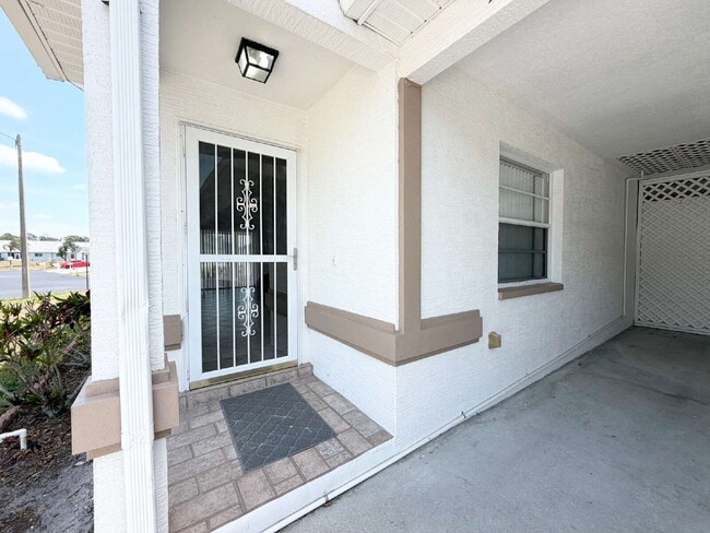 Building Photo - "Charming 2-Bed, 2-Bath Villa Retreat in New Port Richey!"