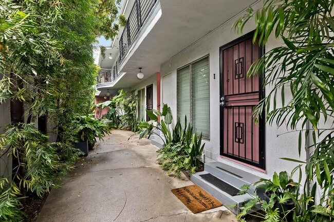 Building Photo - 1035 N Sierra Bonita Ave