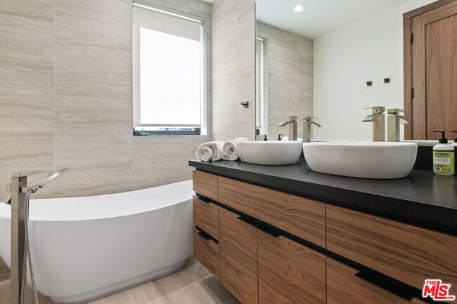 Building Photo - 3843 Rambla Pacifico St
