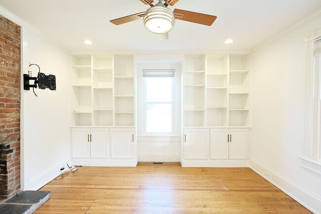 Building Photo - Charming Pet-Friendly Belmont Home With Fenced Yard