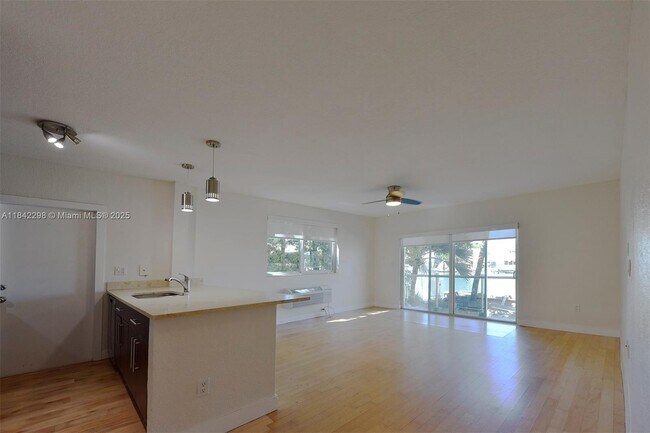 Building Photo - 7171 Bay Dr