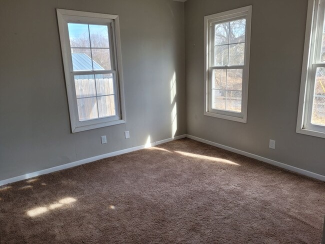 Building Photo - 4 bedroom/2 bath home