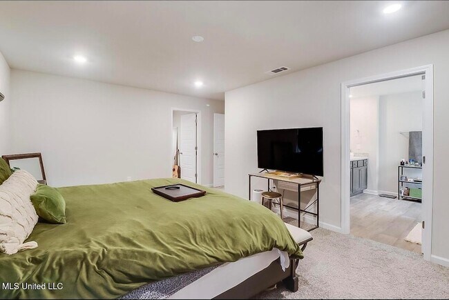 Building Photo - 2520 Esplanade St