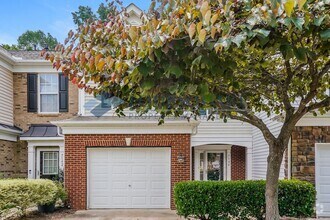 Building Photo - Townhome |Fenced Back Patio with Privacy F...