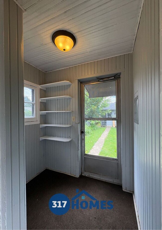 Building Photo - Lovely 2 Bedroom Duplex