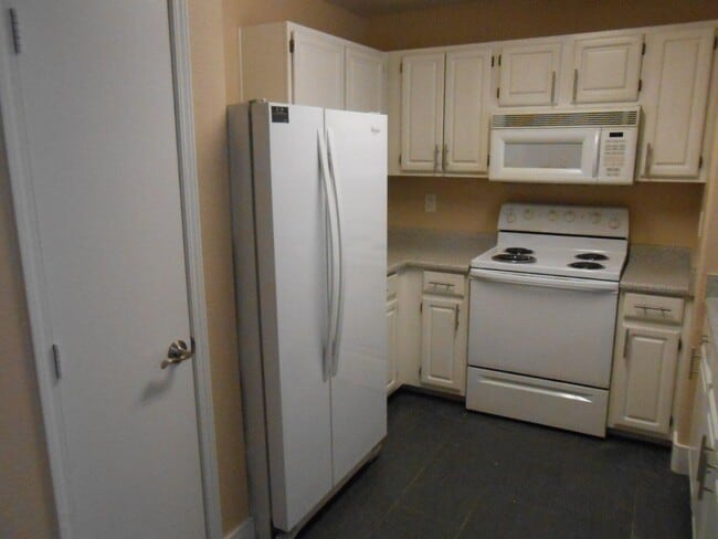 Building Photo - 2nd Floor 2 Bedroom Condo in Gated Community