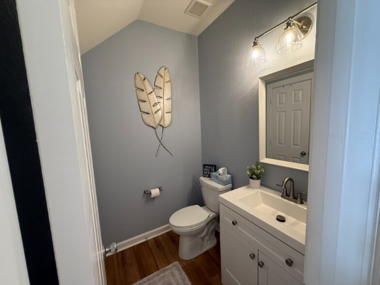 Building Photo - 472 Fieldstone Glen Way