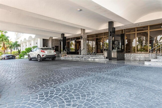 Building Photo - 5401 Collins Ave