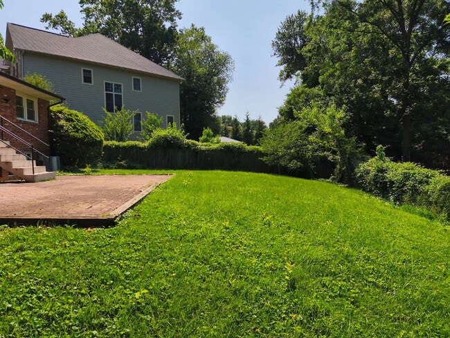 Building Photo - Centrally Located McLean Home with Ample S...