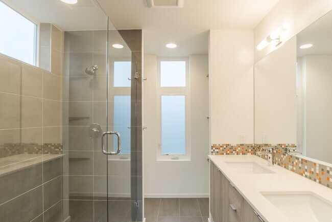 Building Photo - 3Bd/3.25Ba Seattle Home
