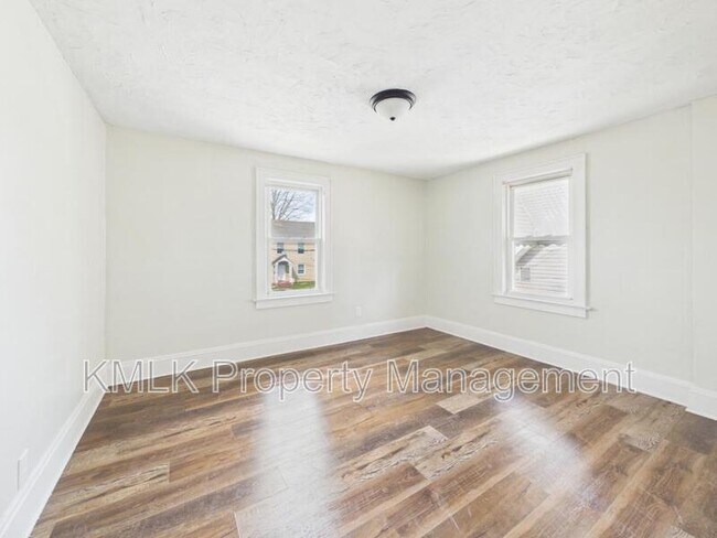 Building Photo - 575 Fernwood Dr