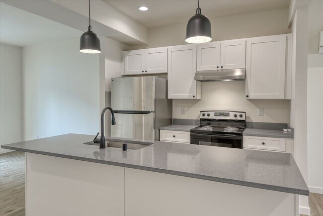 Building Photo - E. 7th Duplex