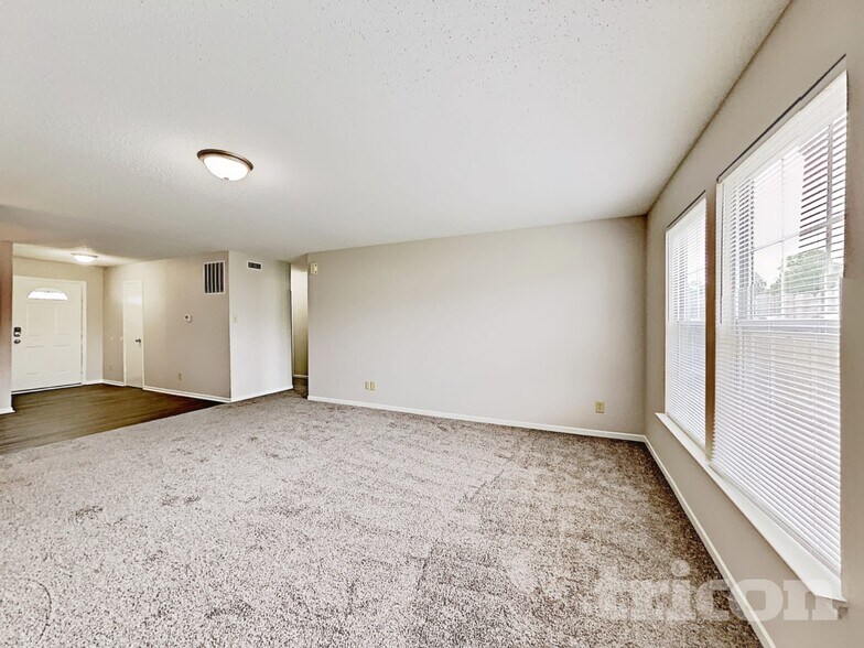 Building Photo - 746 Streamside Dr