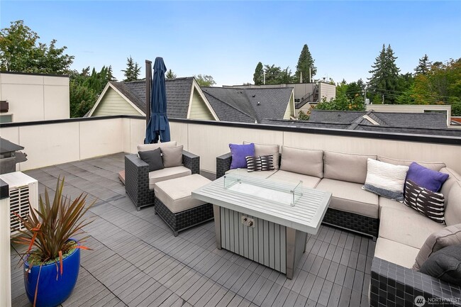 Building Photo - Modern 3-Bedroom Townhouse with Rooftop Deck & Parking | Seattle