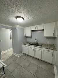 Building Photo - Fully Renovated 3/1 Single Family Available Now!