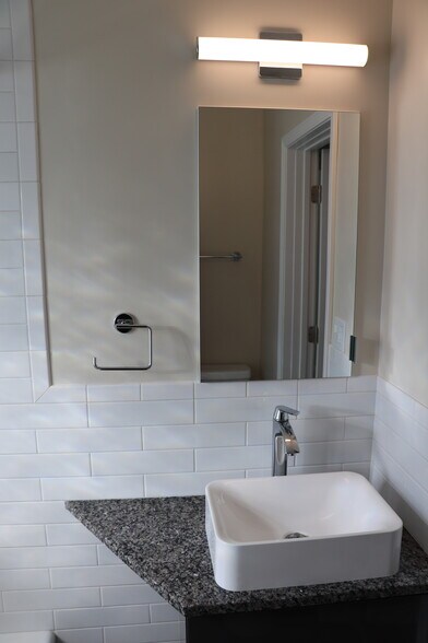 Bath - 2742 Wolcott St