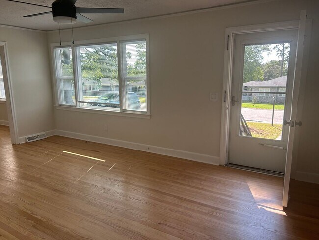 Building Photo - 3711 Kaiser Ave