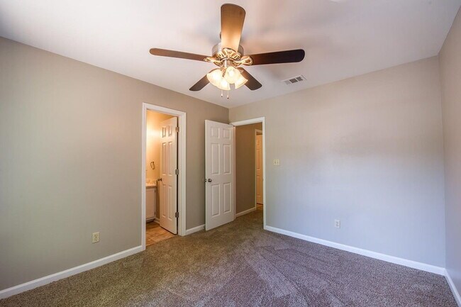 Building Photo - Gorgeous 4 BR 3 BA Town House Right By FSU and TCC!