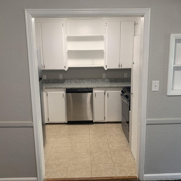 Building Photo - 1523 N Columbia Ave