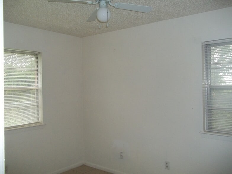 Building Photo - 913 Dryden Ave