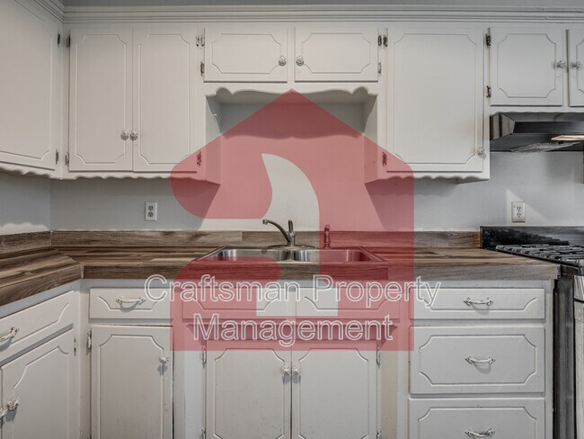 Building Photo - 224 W 5th St