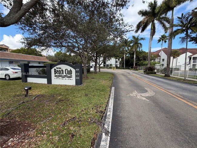 Building Photo - 649 E Sheridan St