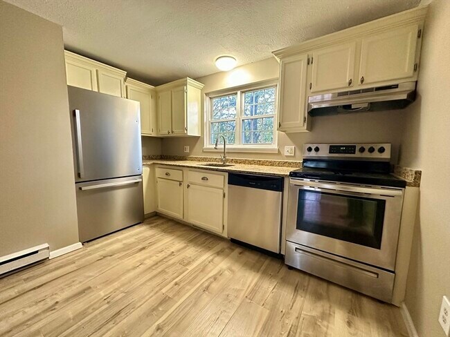 Building Photo - 7 Maple Crest Cir