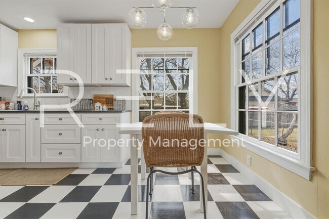 Building Photo - 933 E 56th St